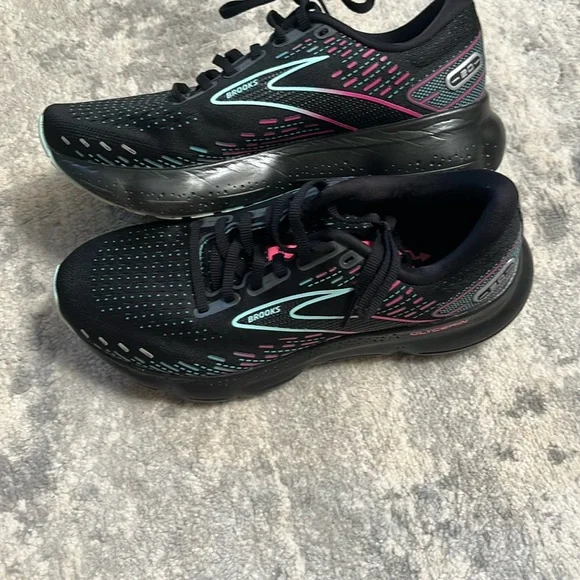 brooks sneakers - Picture 1 of 10